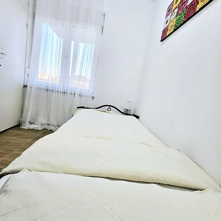 劳维扎达尔公寓酒店 *
